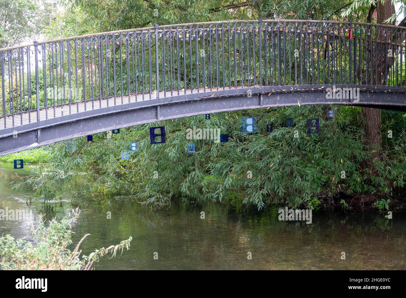 Lettera B in acrilico blu a forma di archi medievali appesi a un ponte sul fiume nel Salisbury wiltshire Inghilterra Foto Stock