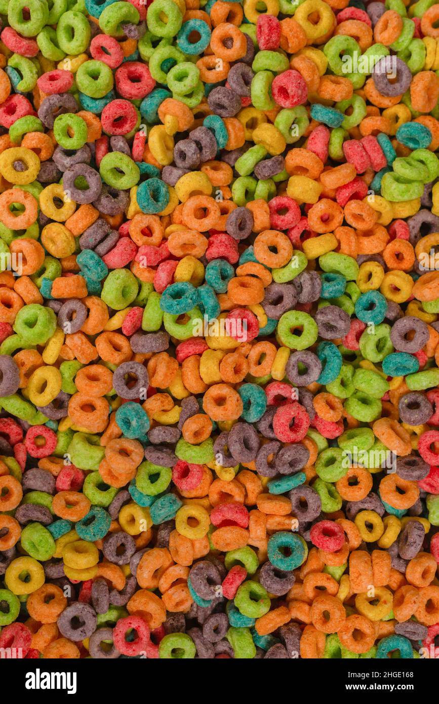 Dolci fiocchi multicolore, anelli di cereali come sfondo. Foto Stock