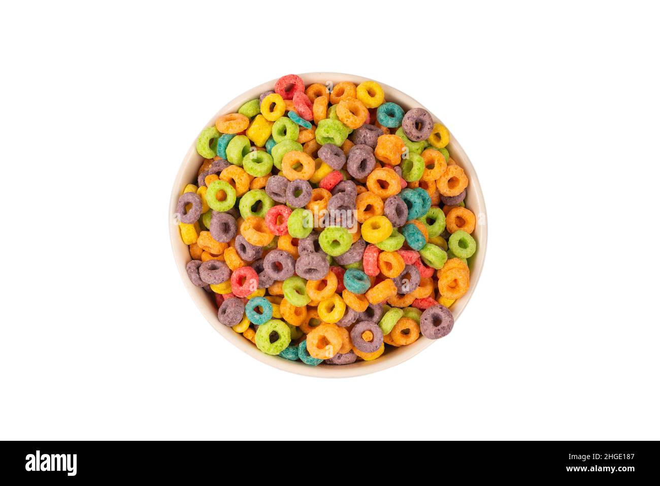 Anelli colorati i cereali fuoriescono in una ciotola. Colazione. Isolato su sfondo bianco. Foto Stock