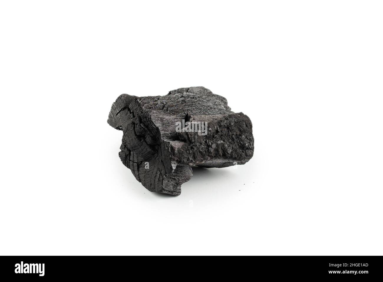Carbone di quercia nero isolato su sfondo bianco. Foto Stock