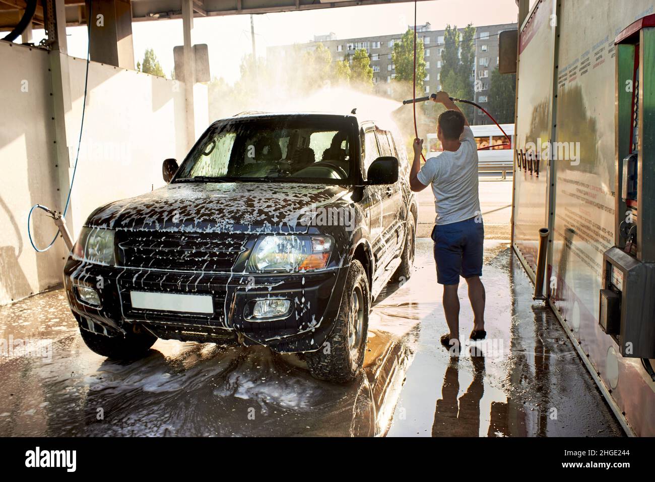 auto in schiuma rosa al lavaggio auto, donna si lava felicemente la sua auto  Foto stock - Alamy