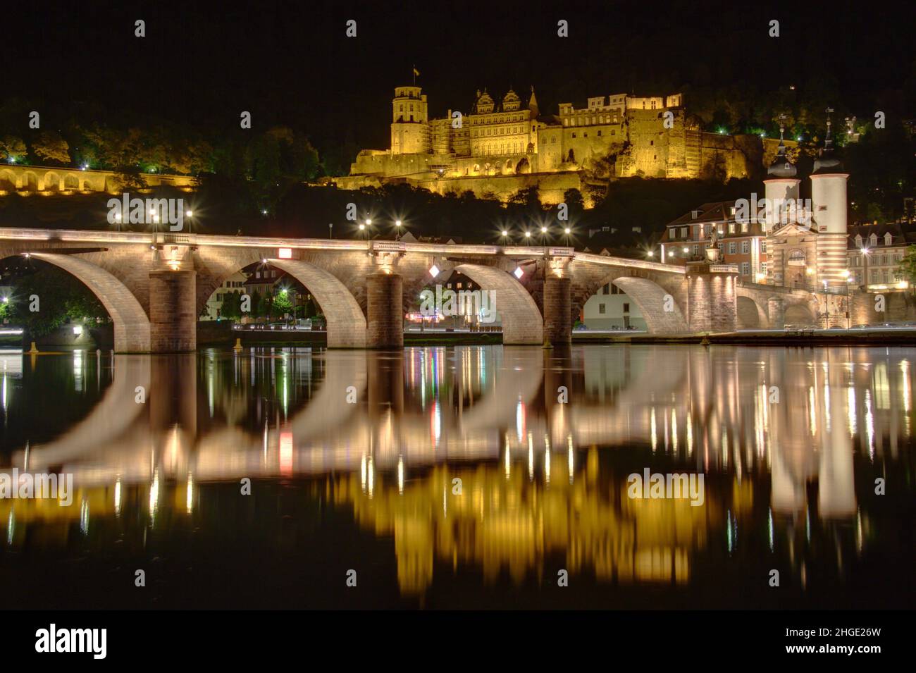 Ponte su Neckar e il castello di Heidelberg in Germania Foto Stock