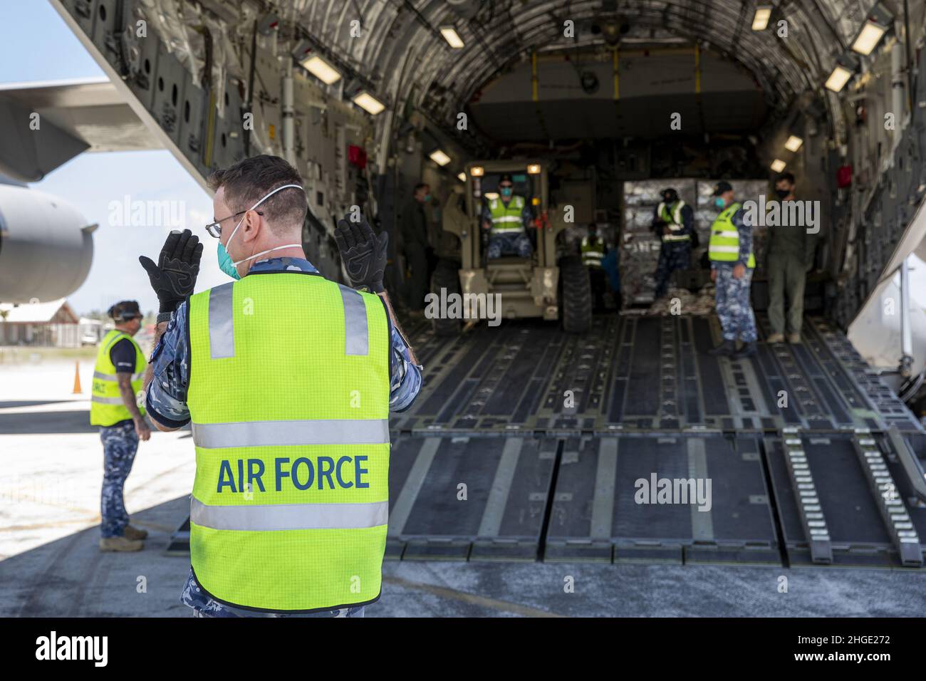 Tonga. 20th Jan 2022. 23 Squadron e Loadmasters dal n° 36 Squadron, scaricano l'assistenza umanitaria e le attrezzature di ingegneria da un C-17A Globemaster III all'Aeroporto Internazionale di Fua'amotu, Tonga, il 20 gennaio 2022. Credit: UPI/Alamy Live News Foto Stock