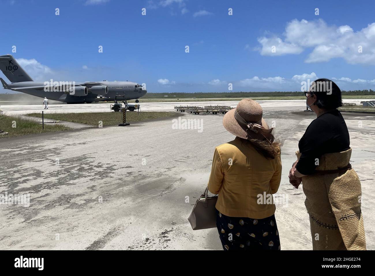 Tonga. 20th Jan 2022. Rachael Moore (a sinistra), Alto commissario australiano a Tonga, in piedi con il ministro degli Esteri di Tongan, Fekitamoeloa 'Utoikamanu, guardando l'arrivo del primo aereo della Royal Australian Air Force C-17A Globemaster III dall'Australia che fornisce assistenza umanitaria il 20 gennaio 2022. Credit: UPI/Alamy Live News Foto Stock Tonga. 20th Jan 2022. Rachael Moore (a sinistra), Alto commissario australiano a Tonga, in piedi con il ministro degli Esteri di Tongan, Fekitamoeloa 'Utoikamanu, guardando l'arrivo del primo aereo della Royal Australian Air Force C-17A Globemaster III dall'Australia che fornisce assistenza umanitaria il 20 gennaio 2022. Credit: UPI/Alamy Live News Foto Stock