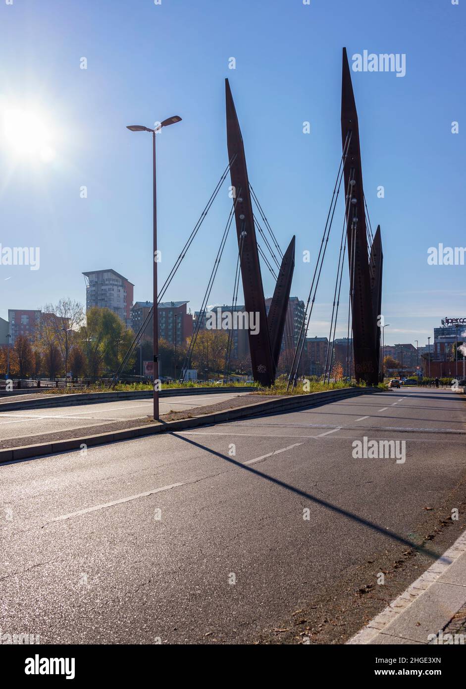 Torino, Piemonte, Italia - 24 novembre 2021: Strutture portanti del nuovo ponte sul fiume Dora nel nuovo distretto di Dora, nato dove una volta Foto Stock