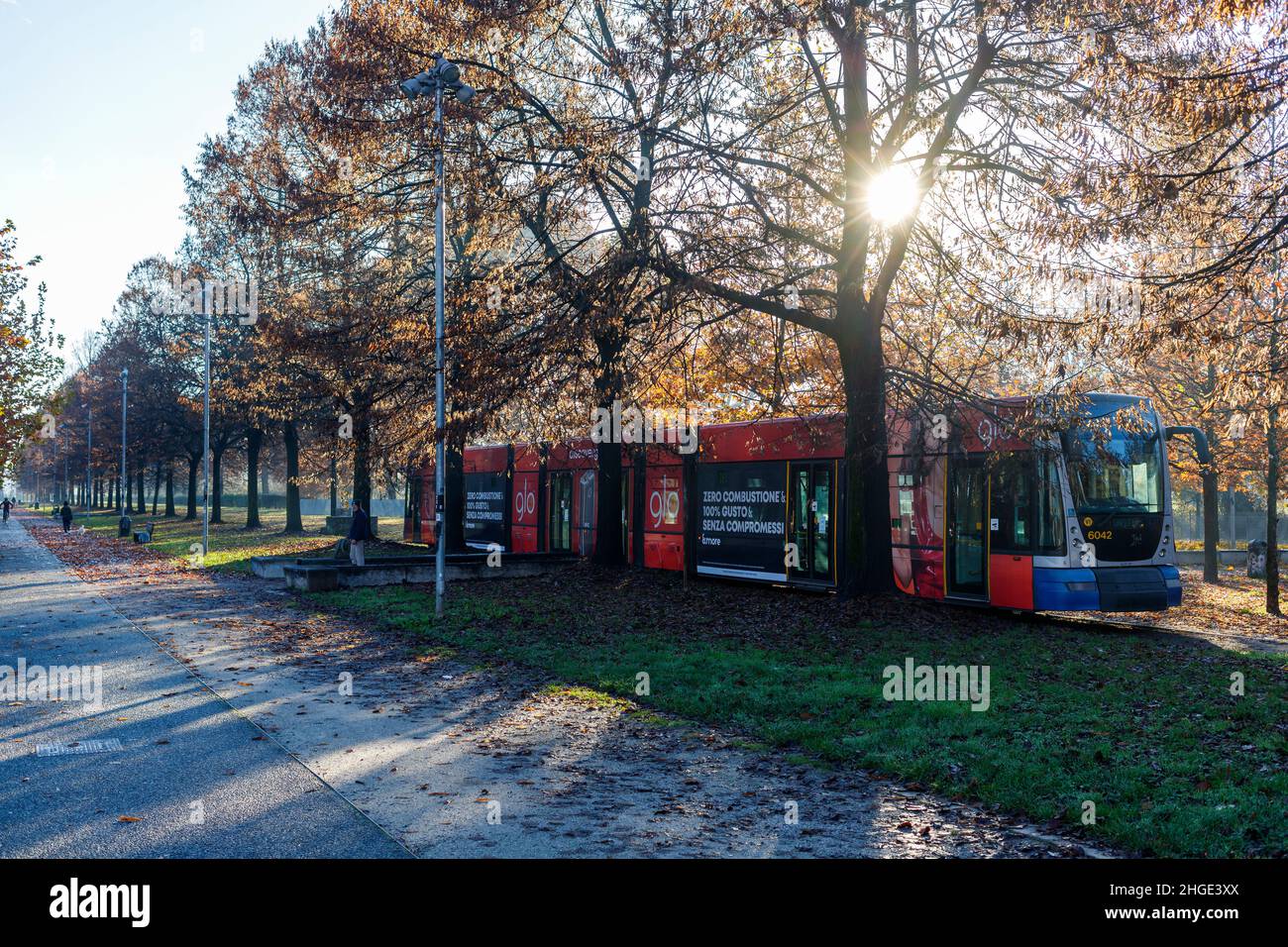 Torino, Piemonte, Italia - 26 novembre 2021: Tram parcheggiato nel nuovo Parco Dora, un parco pubblico nato dove un tempo vi erano grandi impianti industriali. Foto Stock