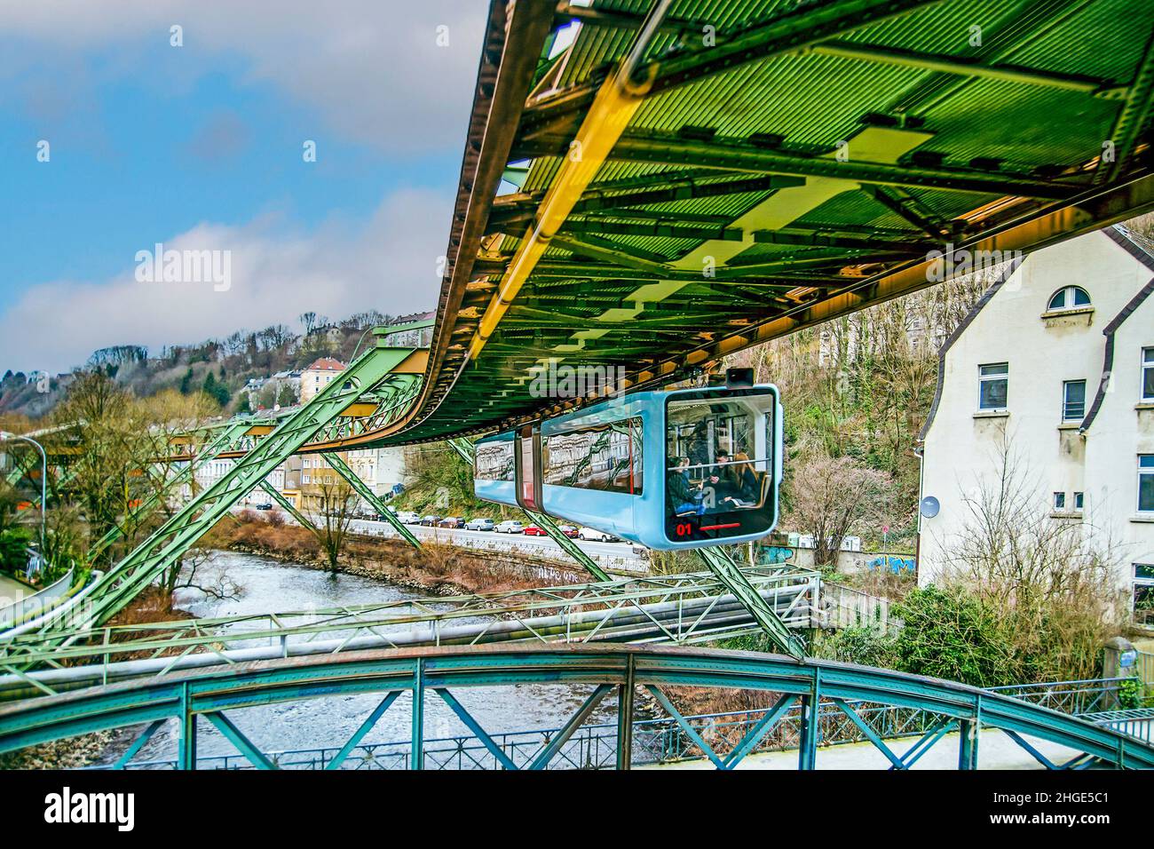 Wuppertal Suspension Railway (treno galleggiante) nella città tedesca nel Nord Reno Westaphalia Foto Stock