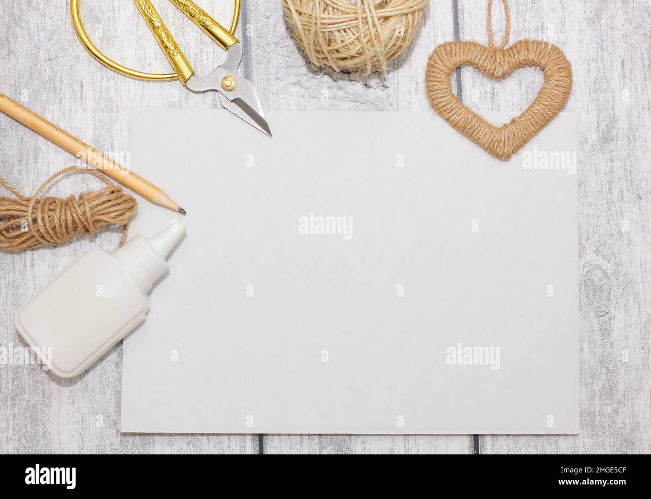 fai un cuore di corda di iuta per la vacanza di san valentino. il concetto di regali, attività con i bambini. Foto Stock