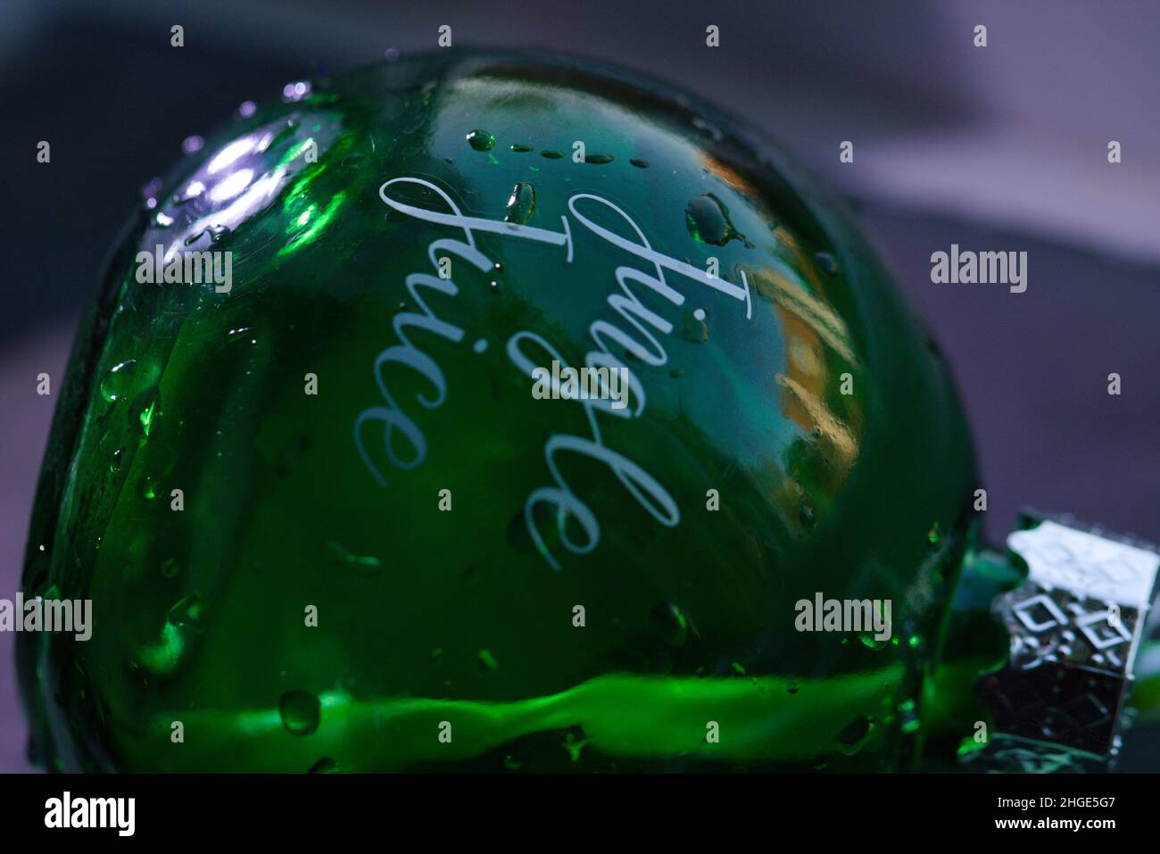 Primo piano di un Buble in vetro verde umido con decalcomanie "Jingle Juice" Foto Stock