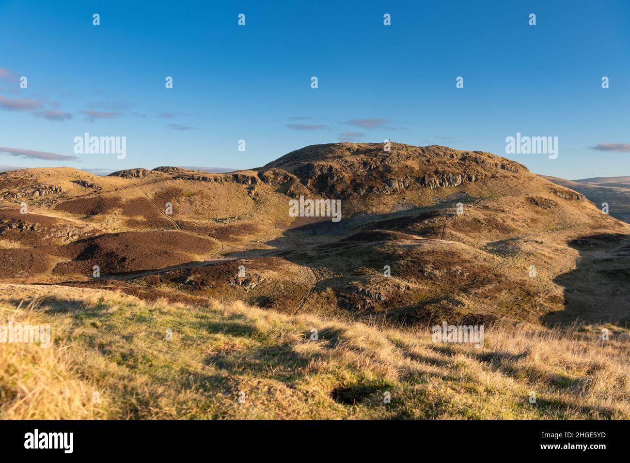 Dumyat cima, Ochil Hills, Stirling, Scozia, Regno Unito - come visto dalla collina vicina Foto Stock