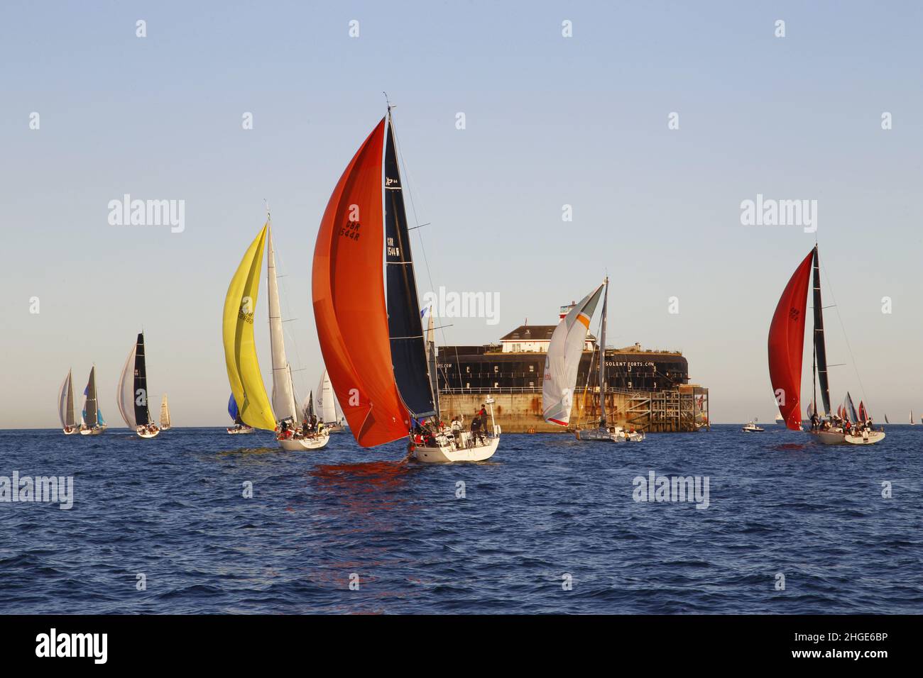 Yacht che corre oltre No Man's Land Fort. Solent, Isola di Wight Foto Stock