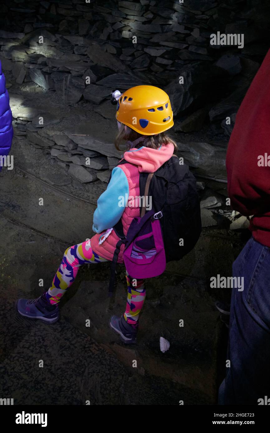 giovane 7 anni ragazza turista all'interno del distretto del lago di honister ardesia, cumbria, inghilterra, regno unito Foto Stock