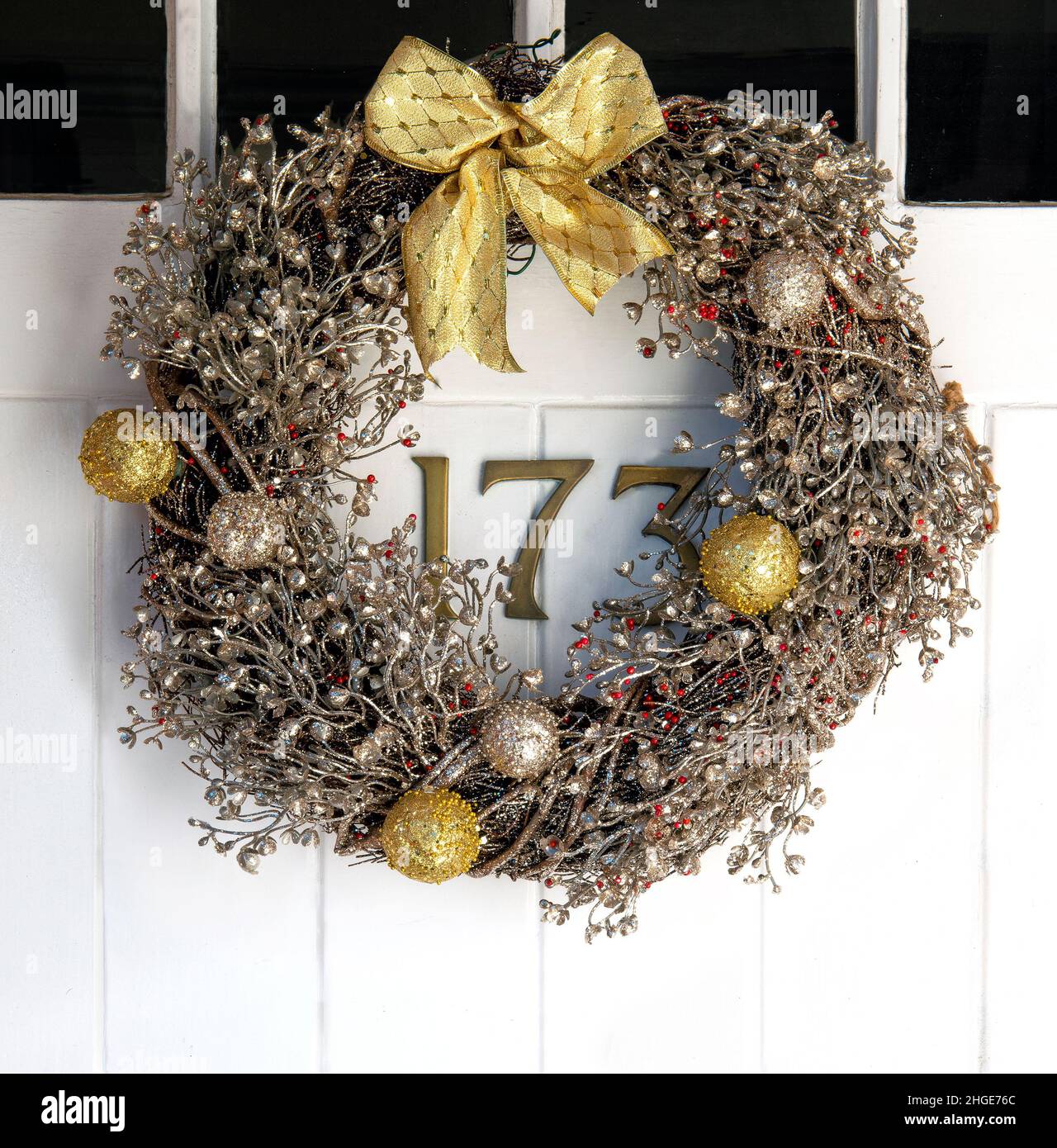 Tradizionale corona di natale appeso alla porta di fronte del 19th secolo cottage - Berkshire, Inghilterra, Regno Unito Foto Stock