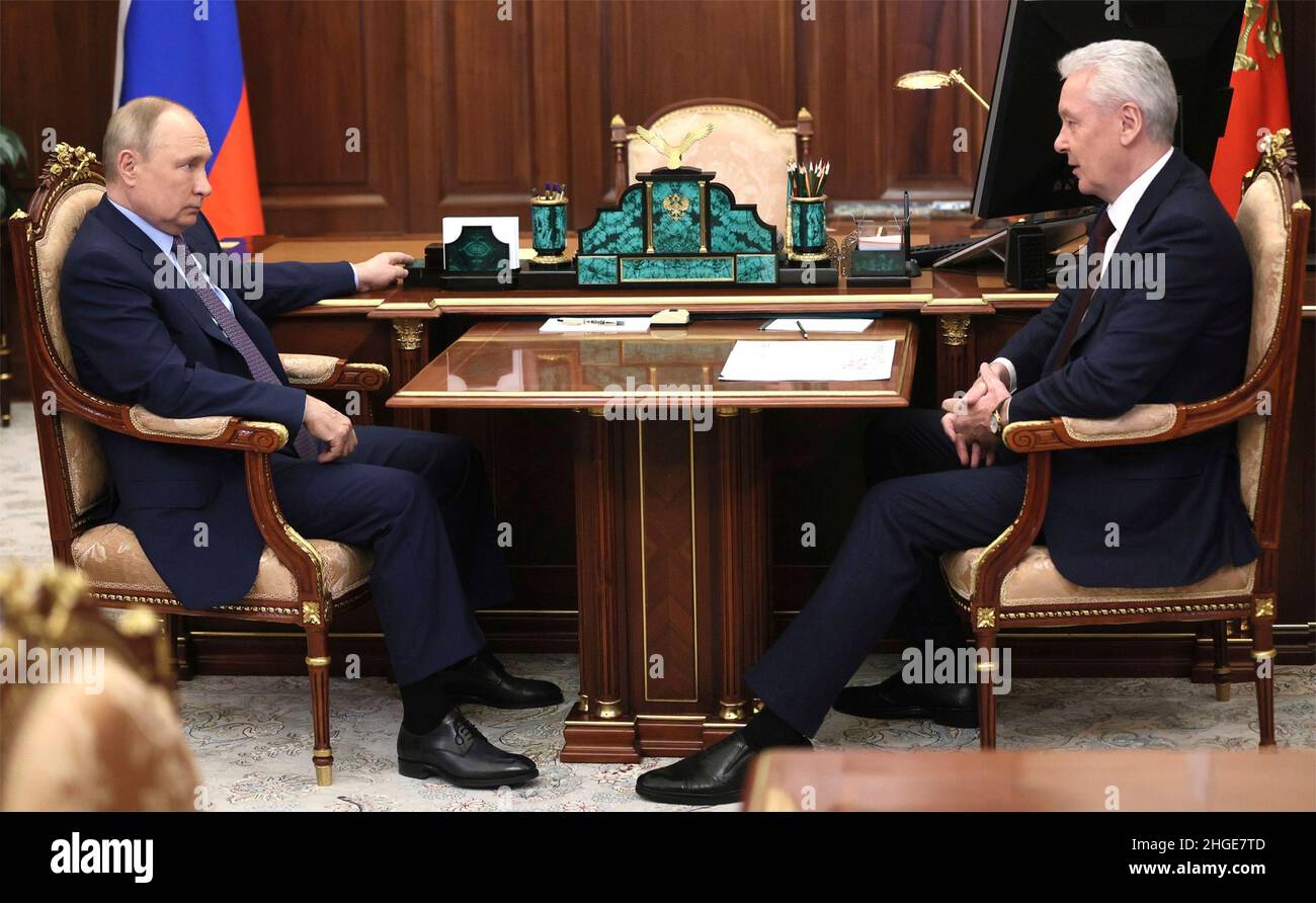 Mosca, Russia. 20th Jan 2022. Il presidente russo Vladimir Putin ha un incontro faccia a faccia con il sindaco di Mosca Sergei Sobyanin, a destra, al Cremlino, il 20 gennaio 2022 a Mosca, Russia. Credit: Pavel Bednyakov/Kremlin Pool/Alamy Live News Foto Stock