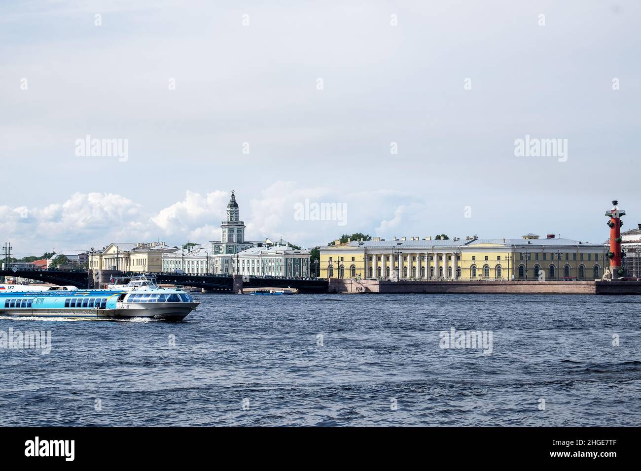Vista su edifici storici con musei, ponte e fiume Neva Foto Stock