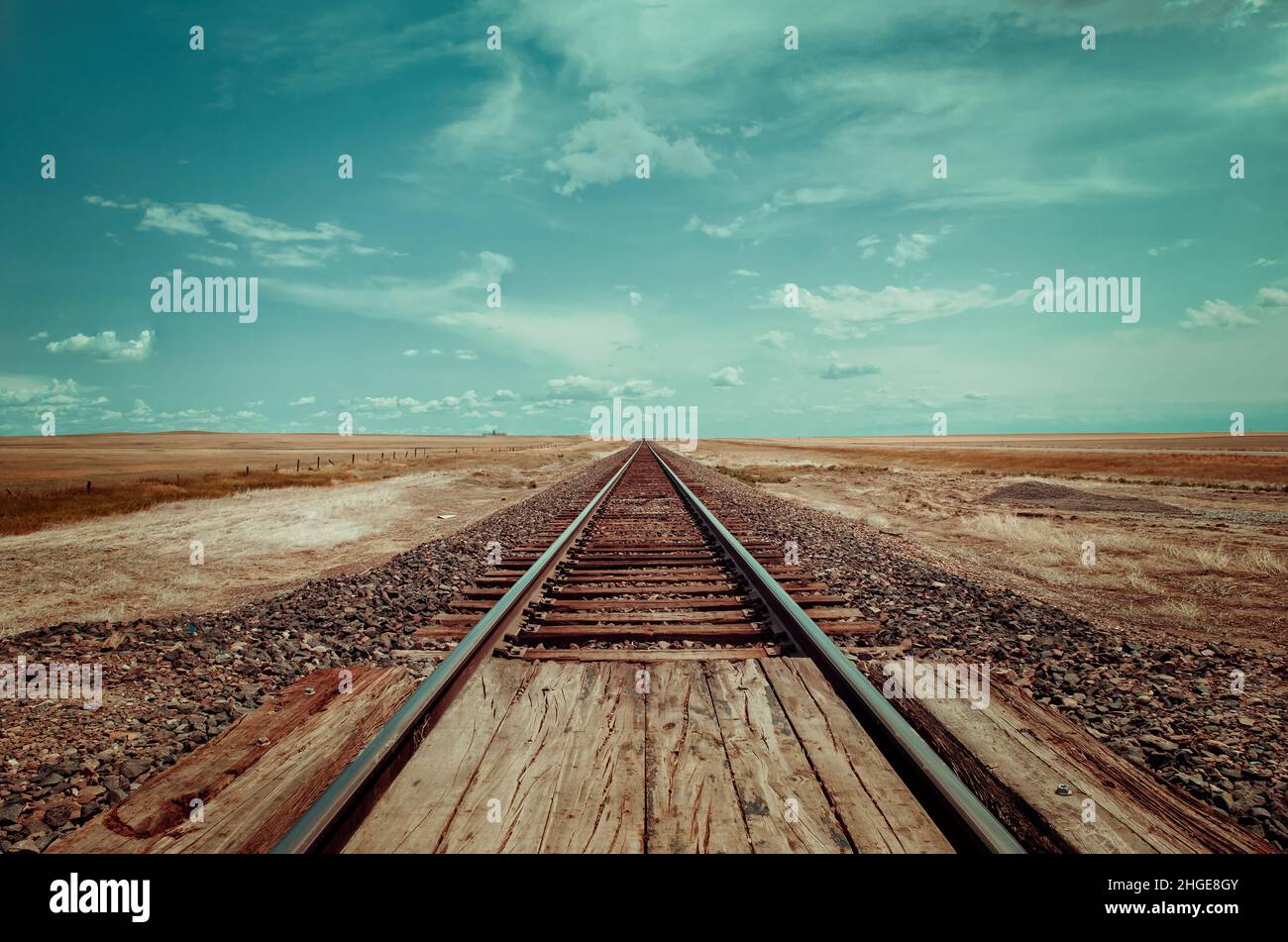 Linea ferroviaria dritta nelle ampie terre del Montana Foto Stock