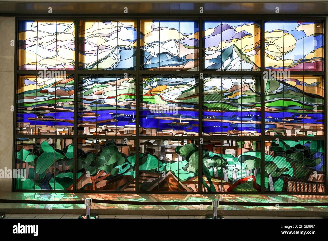 Il vulcano Sakurajima può essere visto in distanza attraverso la baia dalla città di Kagoshima Foto Stock