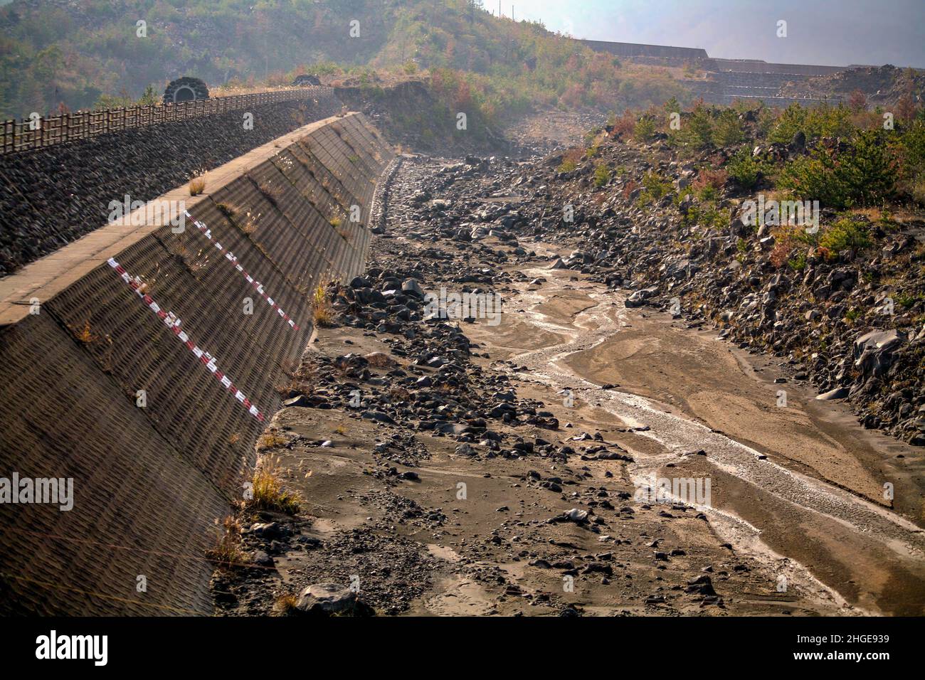 Il vulcano Sakurajima può essere visto in distanza attraverso la baia dalla città di Kagoshima Foto Stock