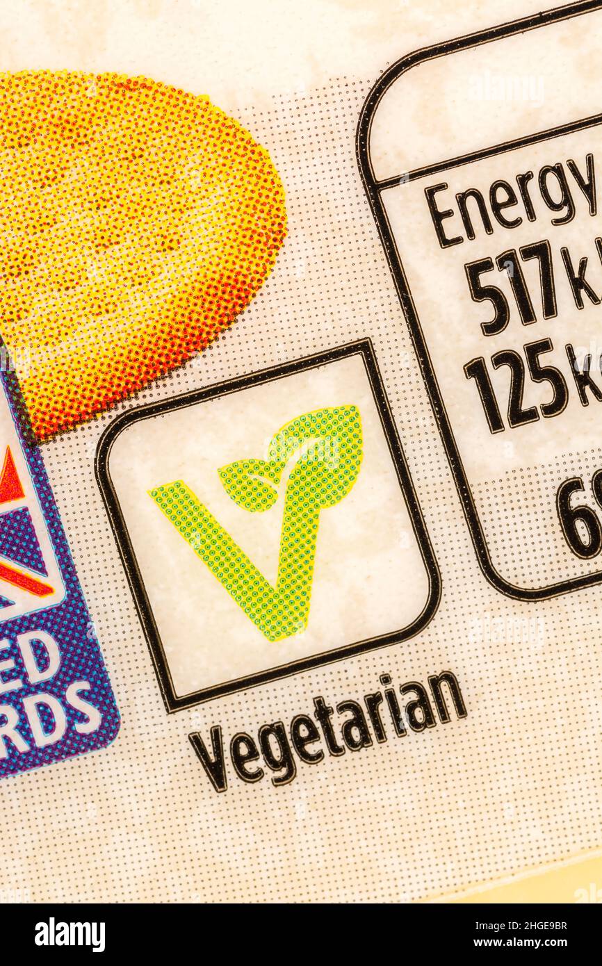 Macro shot di simbolo vegetariano verde su un involucro di plastica di formaggio cheddar maturo in etichetta ASDA. Concentratevi sulla 'V' piuttosto che sulla parola vegetariana. Foto Stock