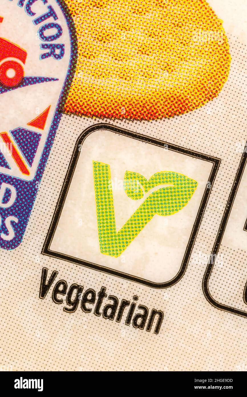 Macro shot di simbolo vegetariano verde su un involucro di plastica di formaggio cheddar maturo in etichetta ASDA. Concentratevi sulla 'V' piuttosto che sulla parola vegetariana. Foto Stock