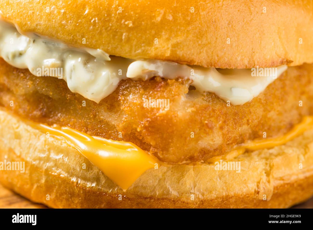 Sandwich di filetto di pesce fatto in casa con formaggio e salsa tartara Foto Stock