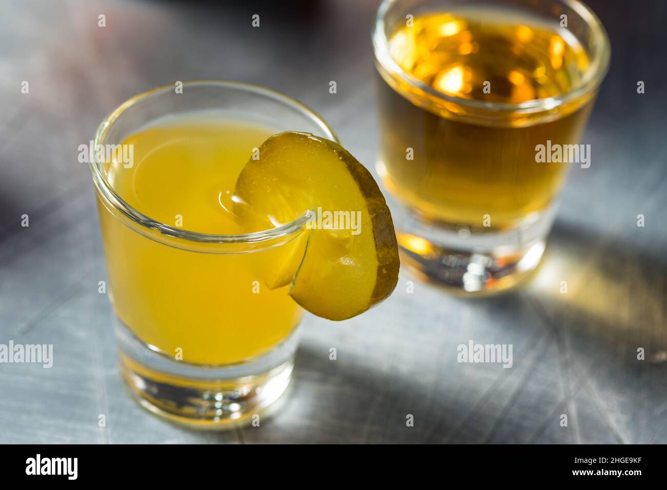 Cocktail Boozy Cold Pickleback Shot con Irish Whiskey Foto Stock