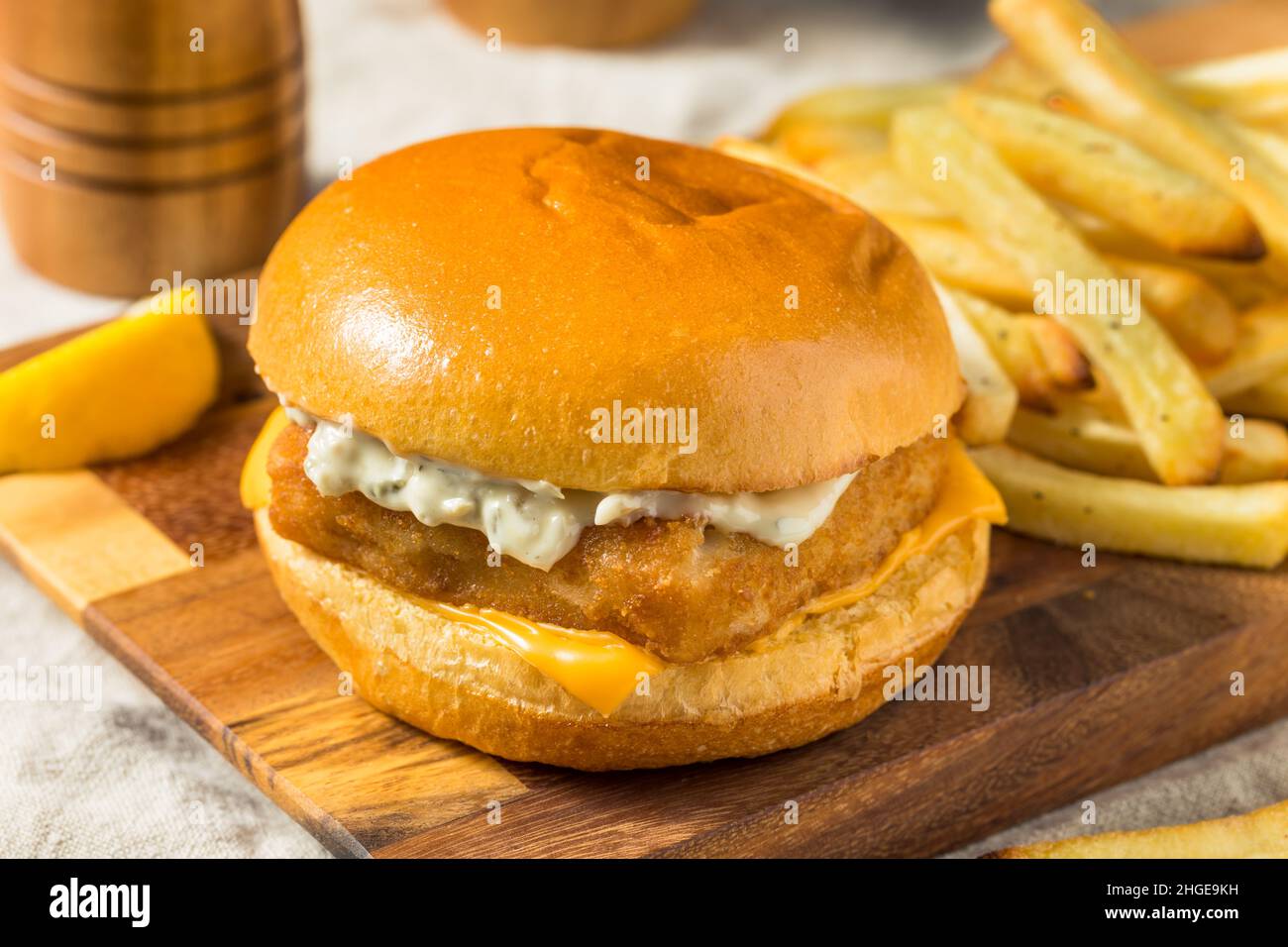 Sandwich di filetto di pesce fatto in casa con formaggio e salsa tartara Foto Stock