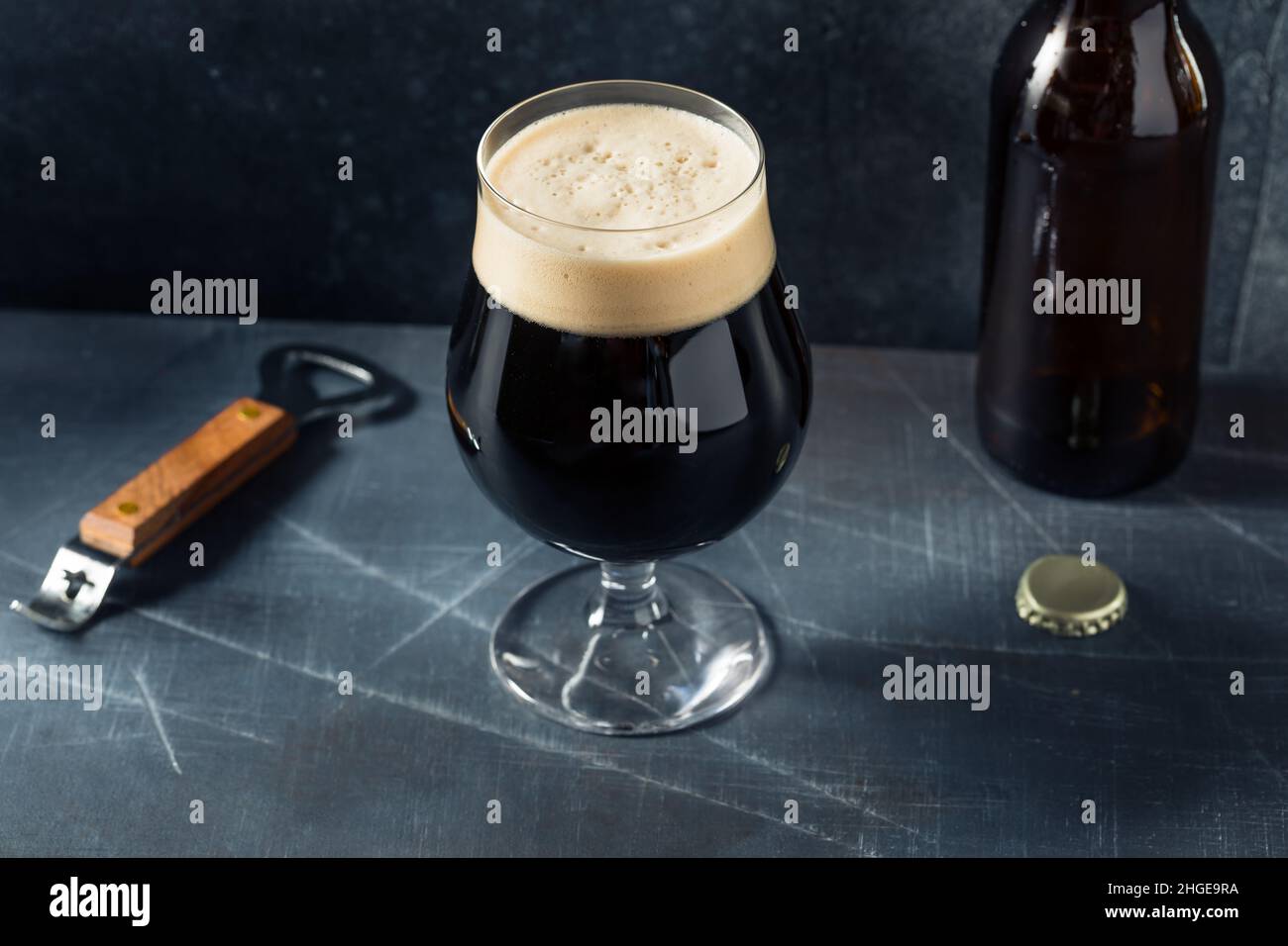 Rinfrescante birra irlandese Stout in un bicchiere Foto Stock