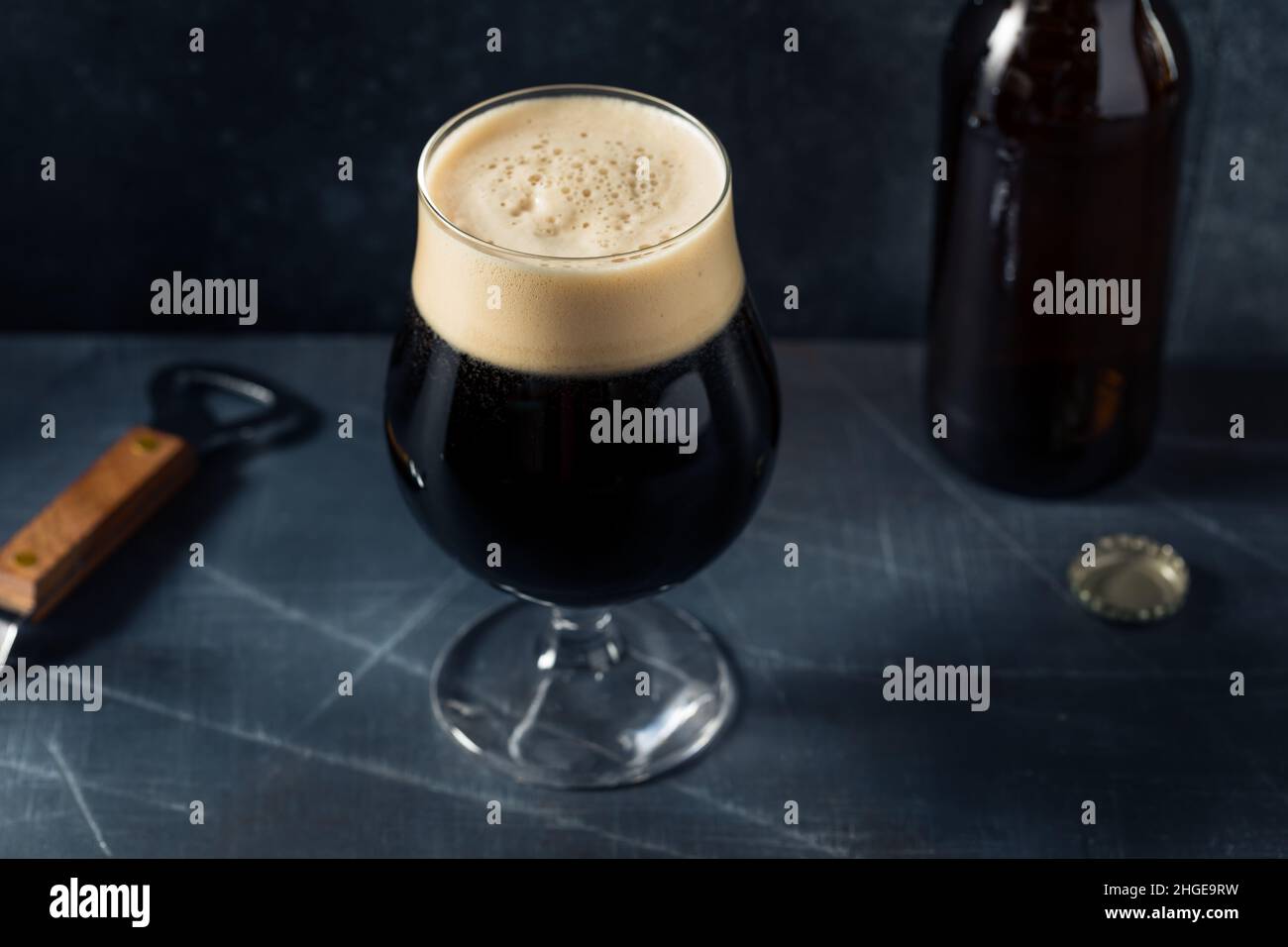 Rinfrescante birra irlandese Stout in un bicchiere Foto Stock