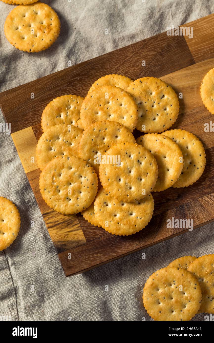 Cracker di grano intero rotondo marrone sano su una piattaforma Foto Stock