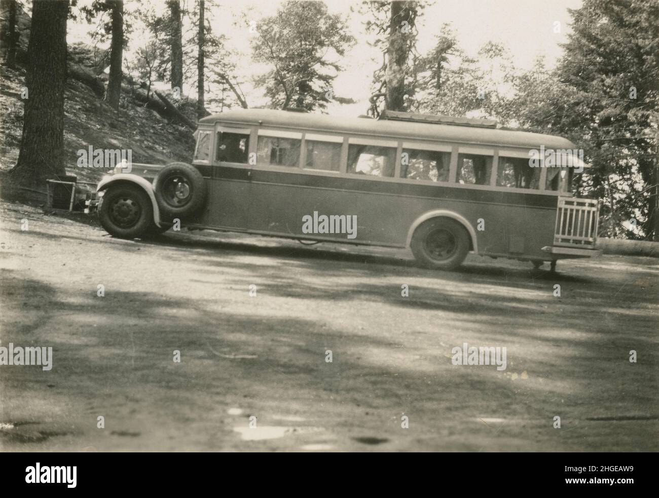 Foto antica del 1931, pullman privato vicino a Moro Rock nel Sequoia National Park, California, Stati Uniti. FONTE: FOTOGRAFIA ORIGINALE. Vedi Alamy 2HGEAWG e 2HGEATK per ulteriori vedute di questo autobus. Foto Stock