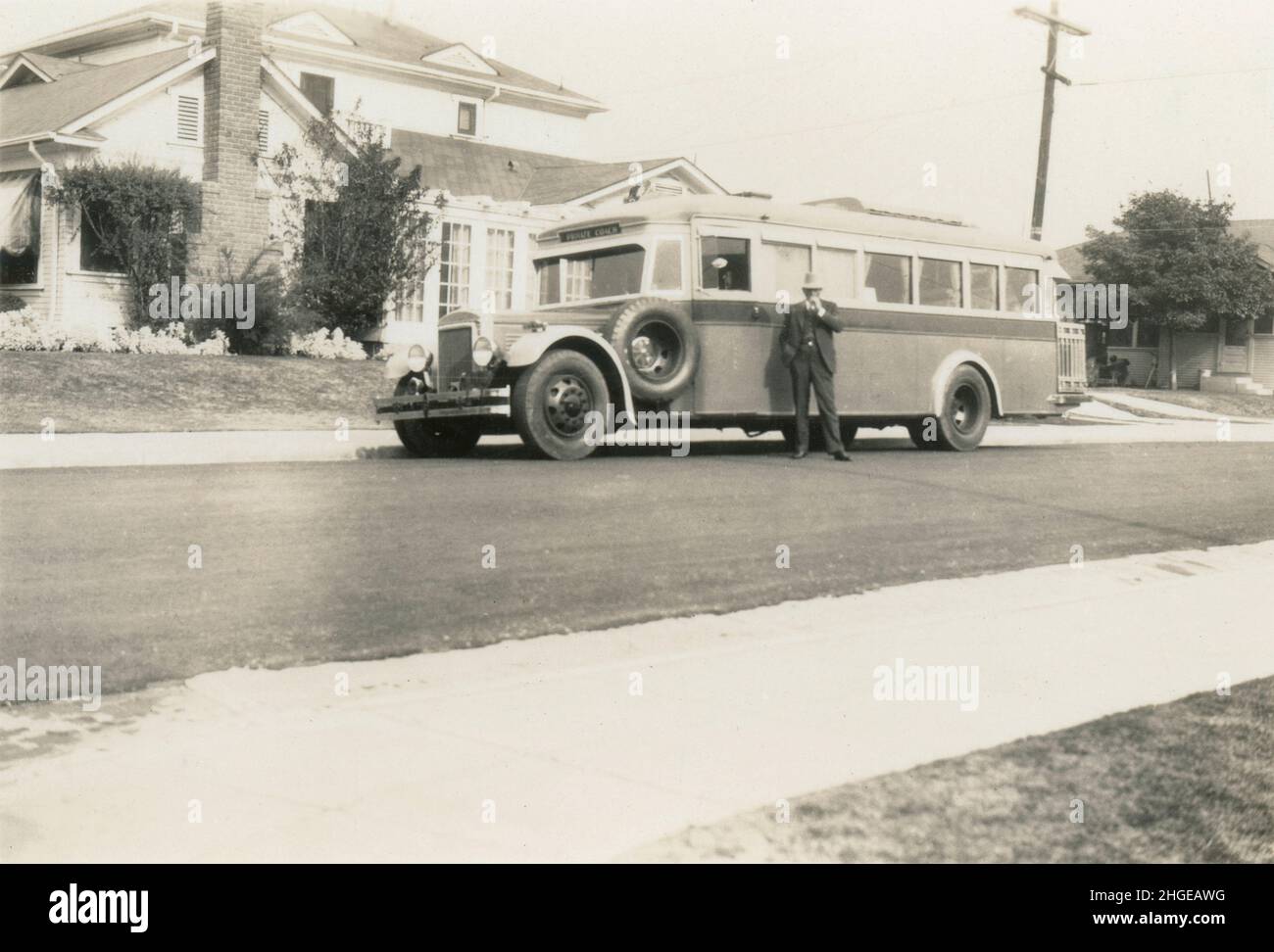 Foto antica del 1931, pullman privato a casa a Los Angeles, California, Stati Uniti. FONTE: FOTOGRAFIA ORIGINALE. Vedere Alamy 2HGEAW9 e 2HGEATK per ulteriori viste di questo autobus. Foto Stock