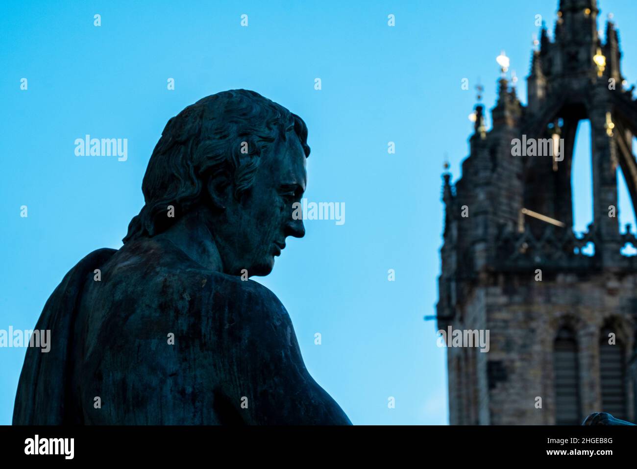 David Hume statua situata sul Royal Mile, Edimburgo. Hume era un filosofo scozzese dell'Illuminismo, storico, economista, bibliotecario e saggio. Foto Stock