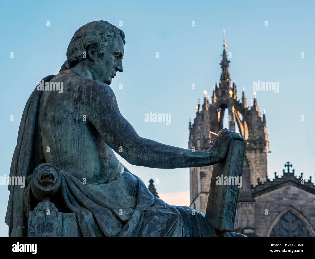 David Hume statua situata sul Royal Mile, Edimburgo. Hume era un filosofo scozzese dell'Illuminismo, storico, economista, bibliotecario e saggio. Foto Stock