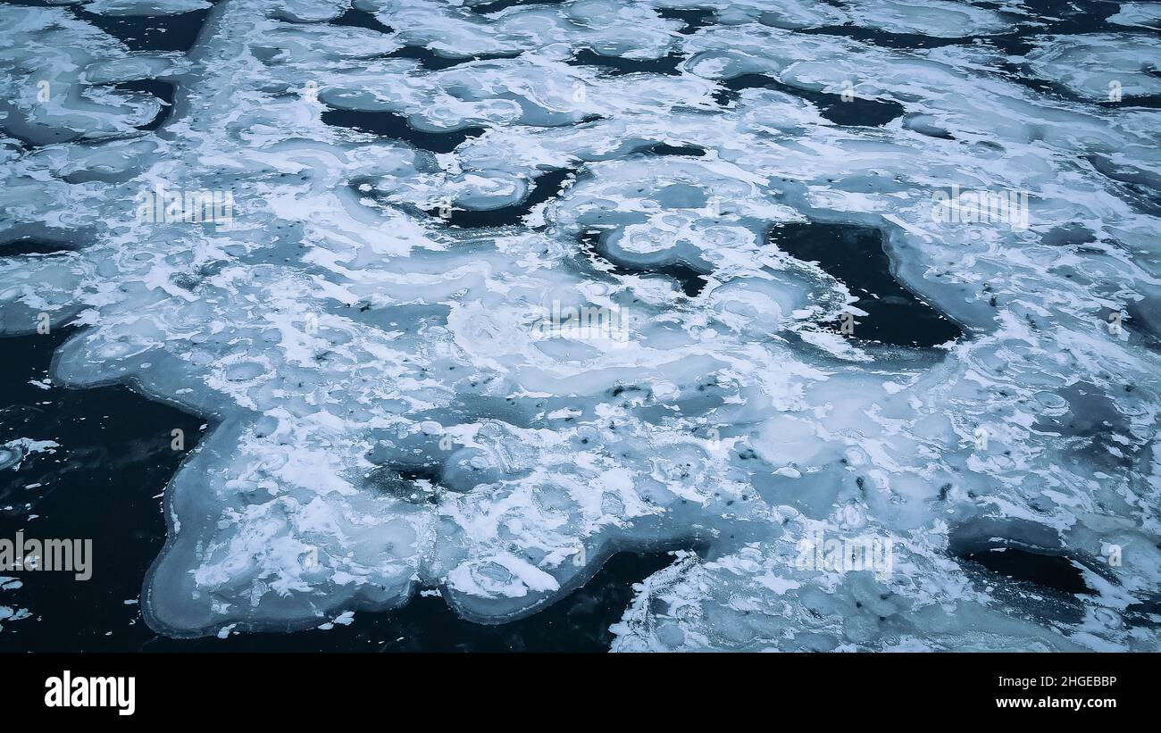Ghiacciato inverno laghi paesaggi. Motivi e forme della superficie ghiacciata sul lago. Foto Stock