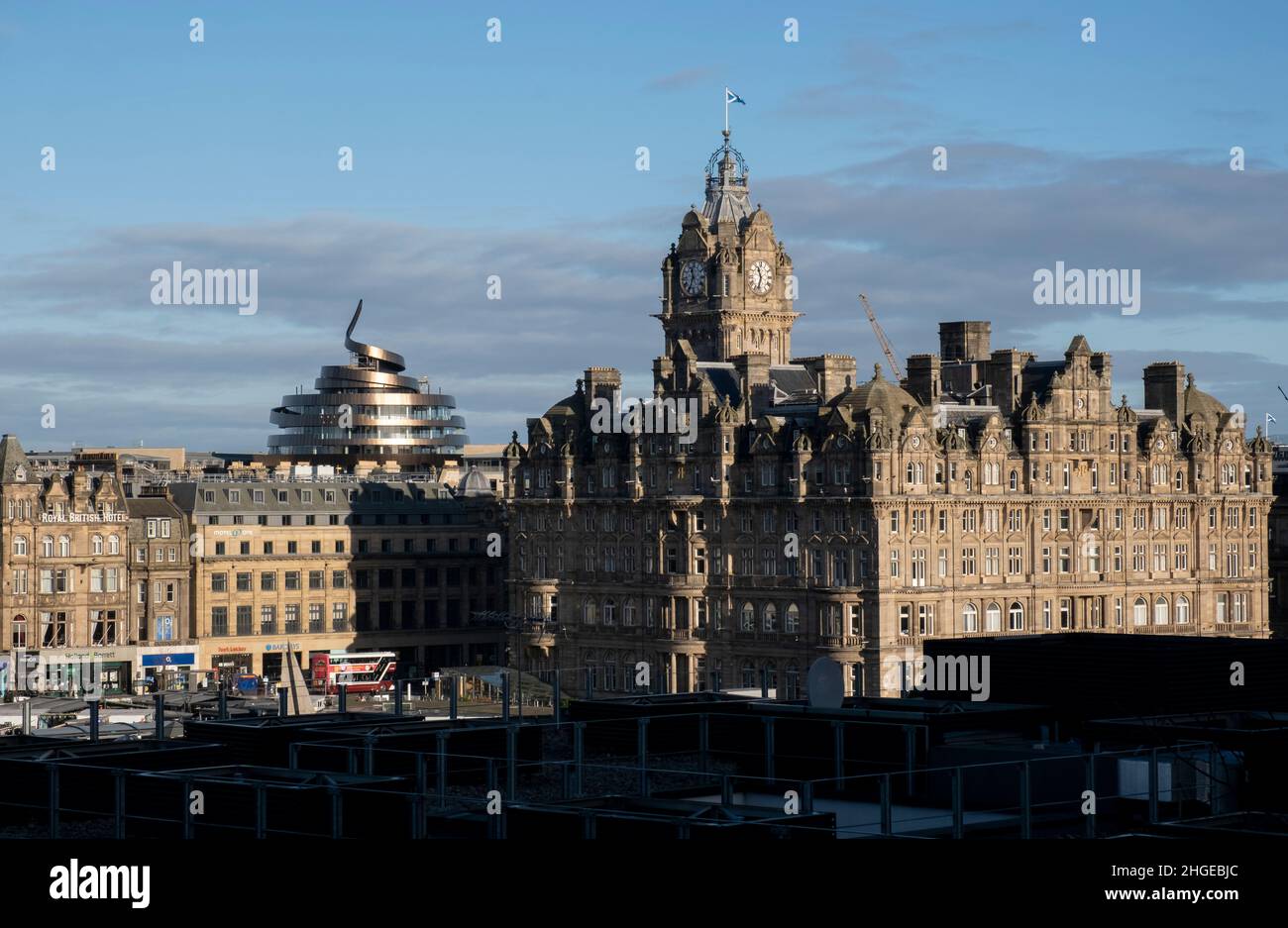 Vista dello skyline di Edimburgo con il nuovo hotel St James Centre e l'hotel Balmoral e la torre dell'orologio sulla destra. Foto Stock