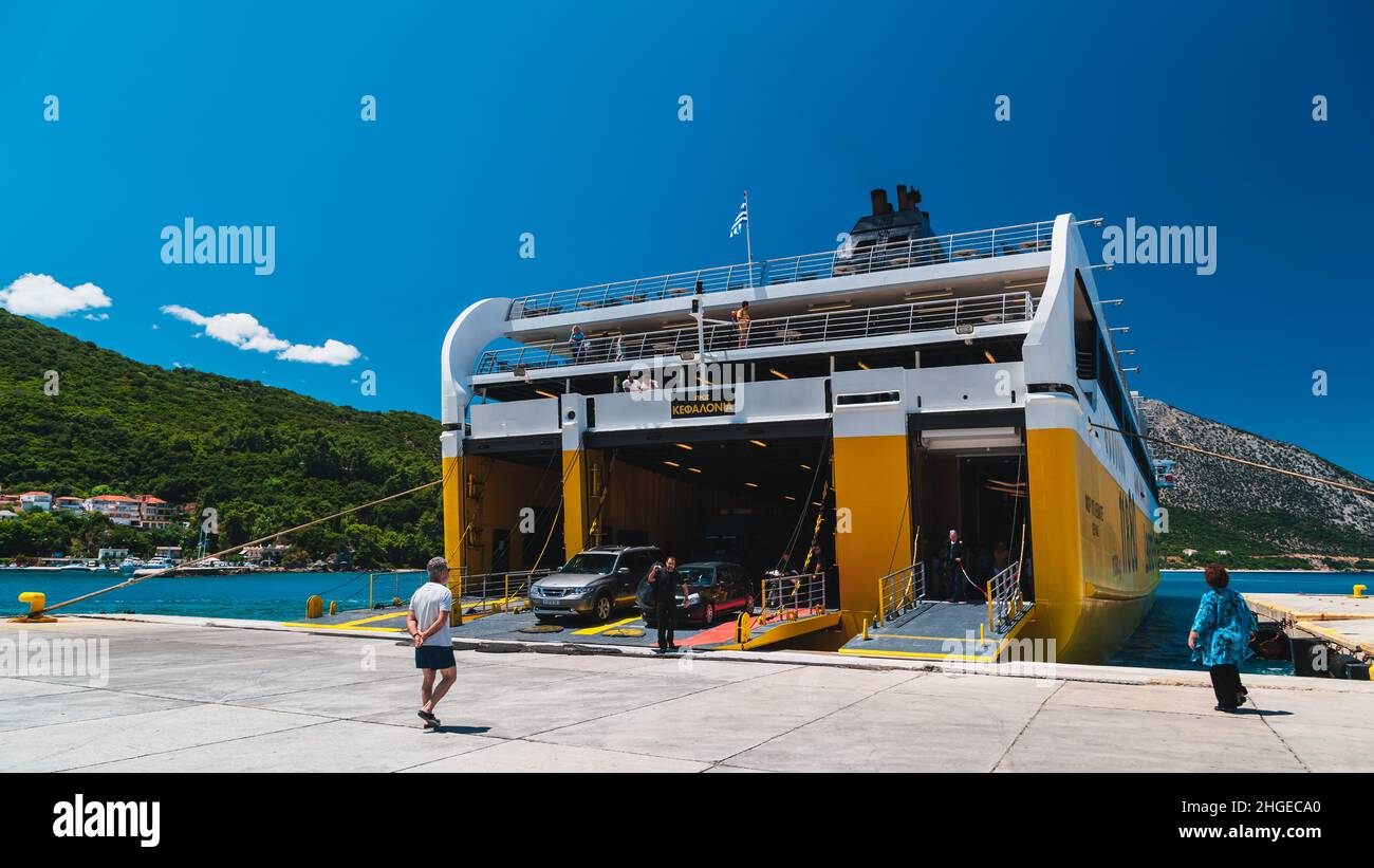 Poros, isola di Cefalonia, Grecia - luglio 17 2019: Sbarco di automobili e passeggeri da traghetto del Levante Ferries Group ancorato al porto di Poros. Luminoso giorno d'estate, concetto di viaggio Foto Stock