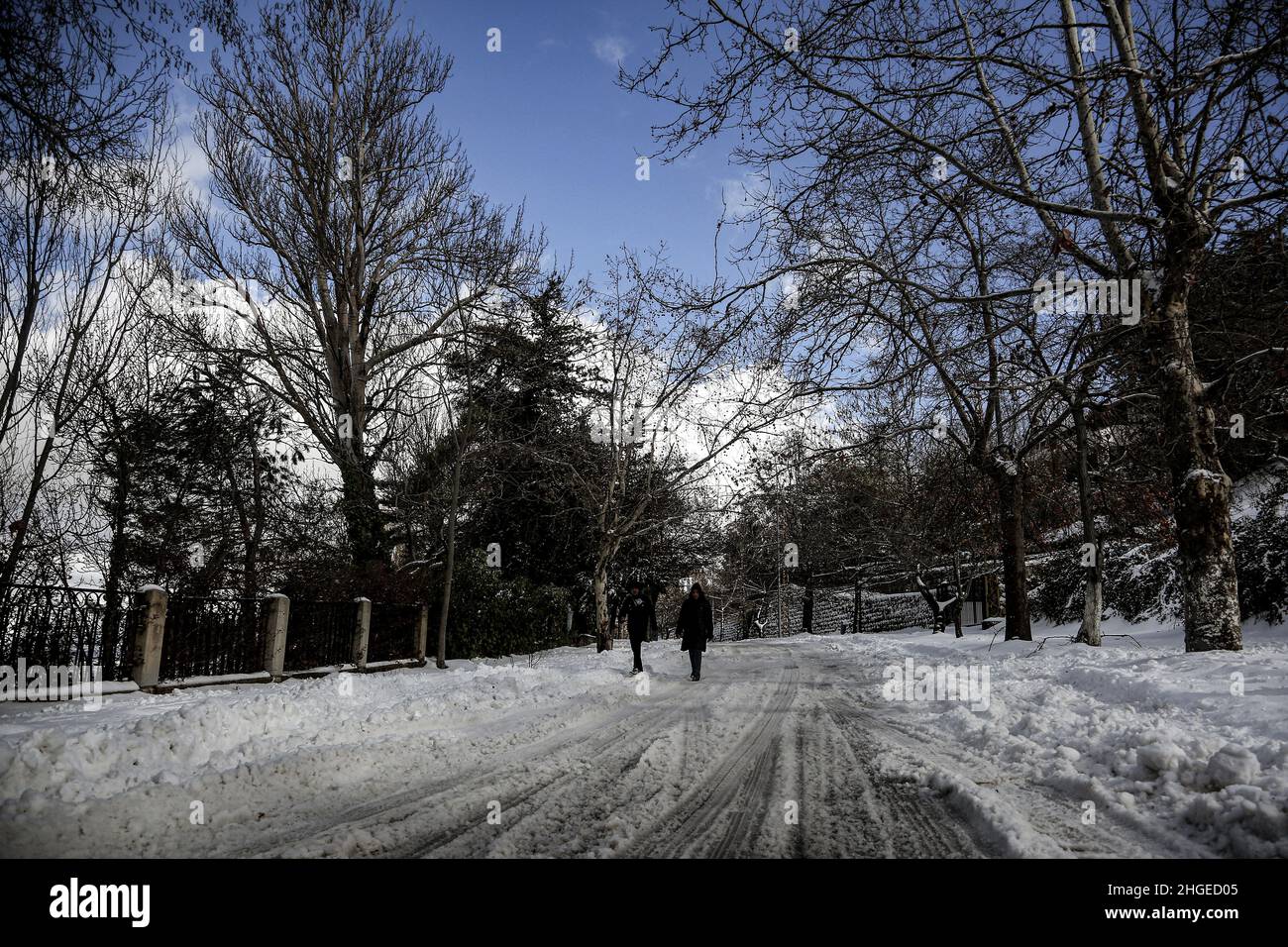 Saoufar, Libano. 20th Jan 2022. La gente cammina in una zona coperta di neve nel villaggio di Saoufar. Credit: Marwan Naamani/dpa/Alamy Live News Foto Stock