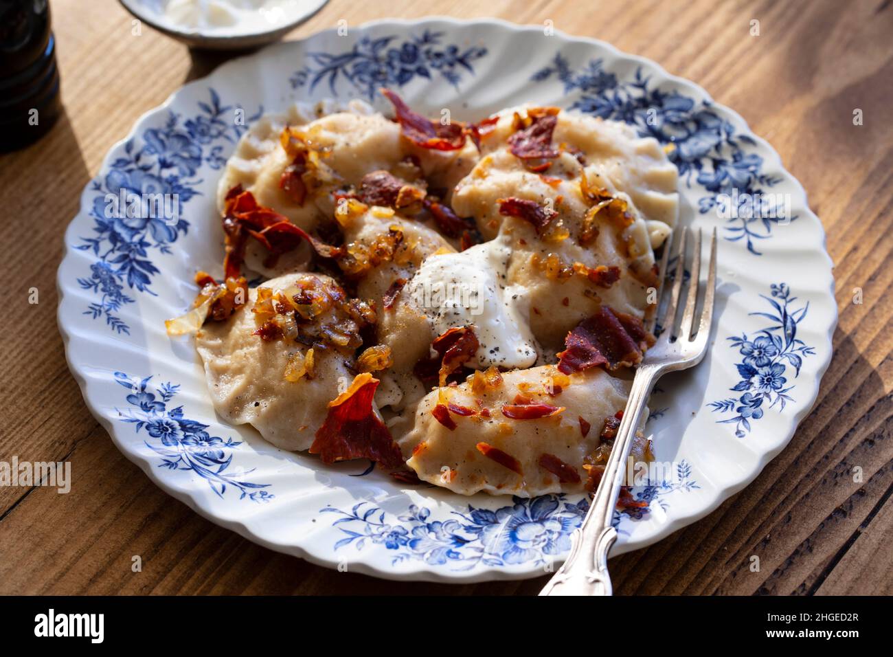 Gnocchi tradizionali, pierogi, con cipolla fritta e pancetta Foto Stock