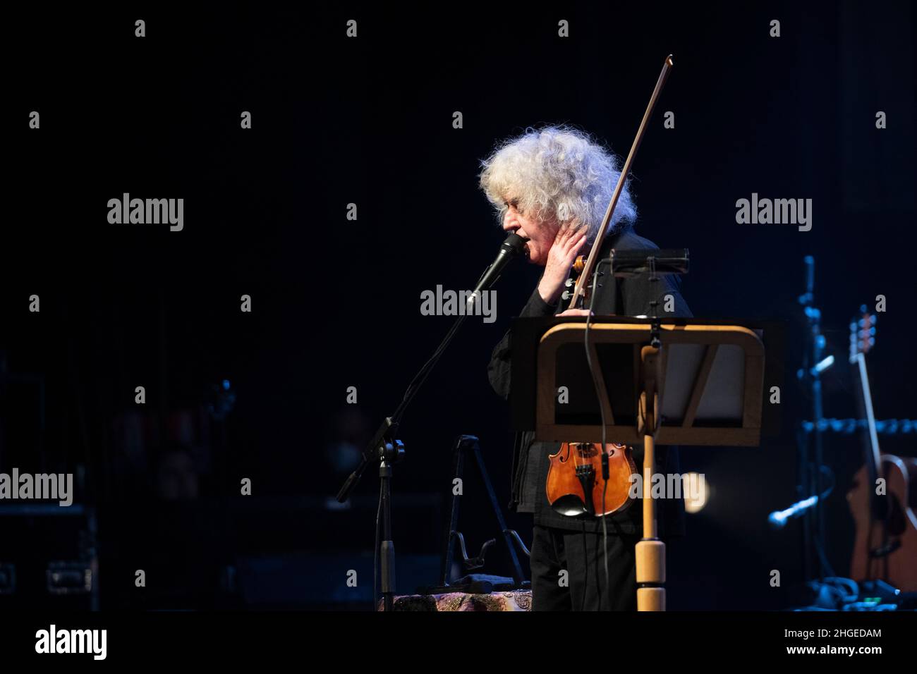 Il cantante e violonista italiano Angelo Branduardi in concerto “il cammino dell’anima tour” al Teatro Colosseo il 19 gennaio 2021 a Torino. Foto Stock