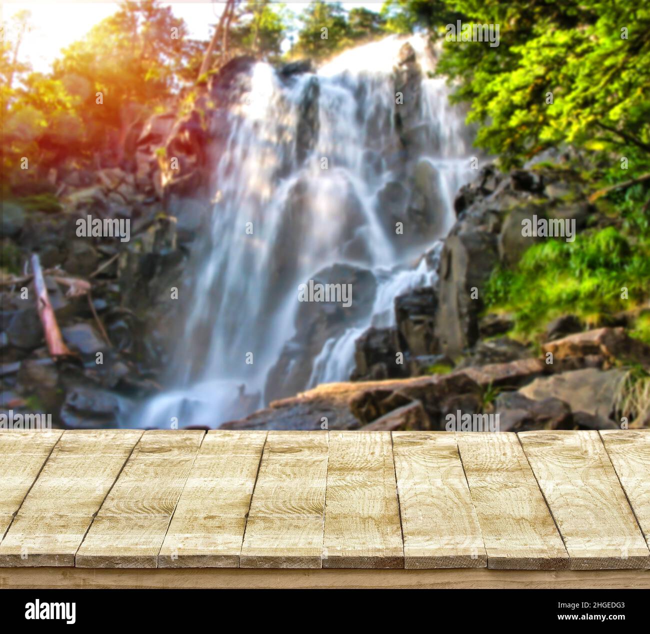 Tavolo vuoto in legno su sfondo cascata. Spazio per il montaggio Foto Stock