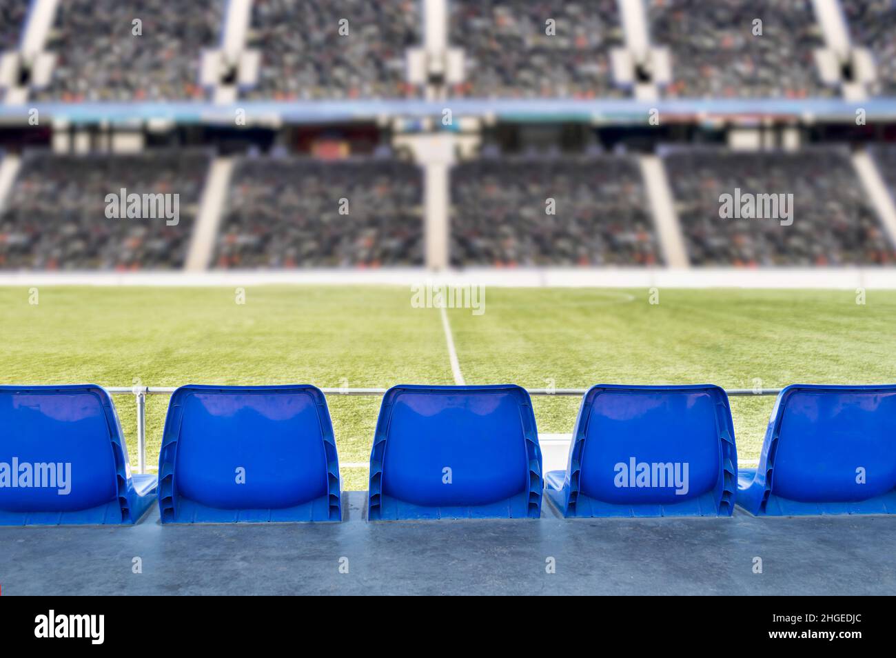 retro dei posti a sedere vuoti nello stadio Foto Stock