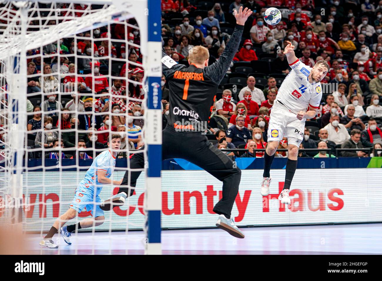 Budapest, Ungheria. 20th Jan 2022. BUDAPEST, UNGHERIA - GENNAIO 20: Bart Ravensbergen dei Paesi Bassi, Kentin Mahe di Francia durante la partita maschile EHF Euro 2022 Gruppo B tra Francia e Paesi Bassi al MVM Dome il 20 Gennaio 2022 a Budapest, Ungheria (Foto di Henk Seppen/Orange Pictures) Credit: Orange Pics BV/Alamy Live News Foto Stock