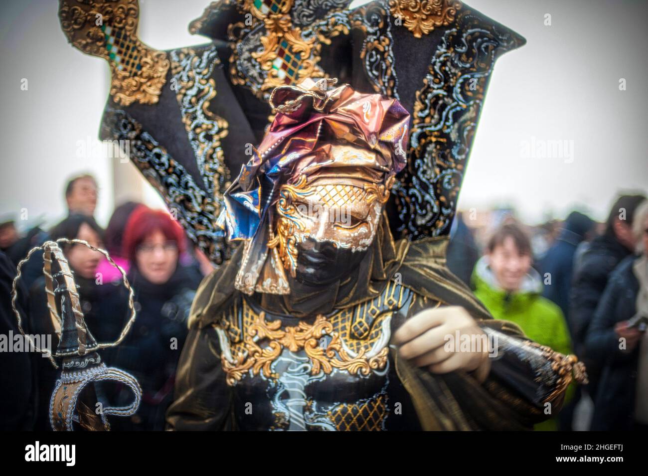 Maschera di Carnevale veneziano. Persone in costume da festa con maschera  al carnevale di Venezia in Italia. Costumi e maschere di Carnevale Venezia  Foto stock - Alamy
