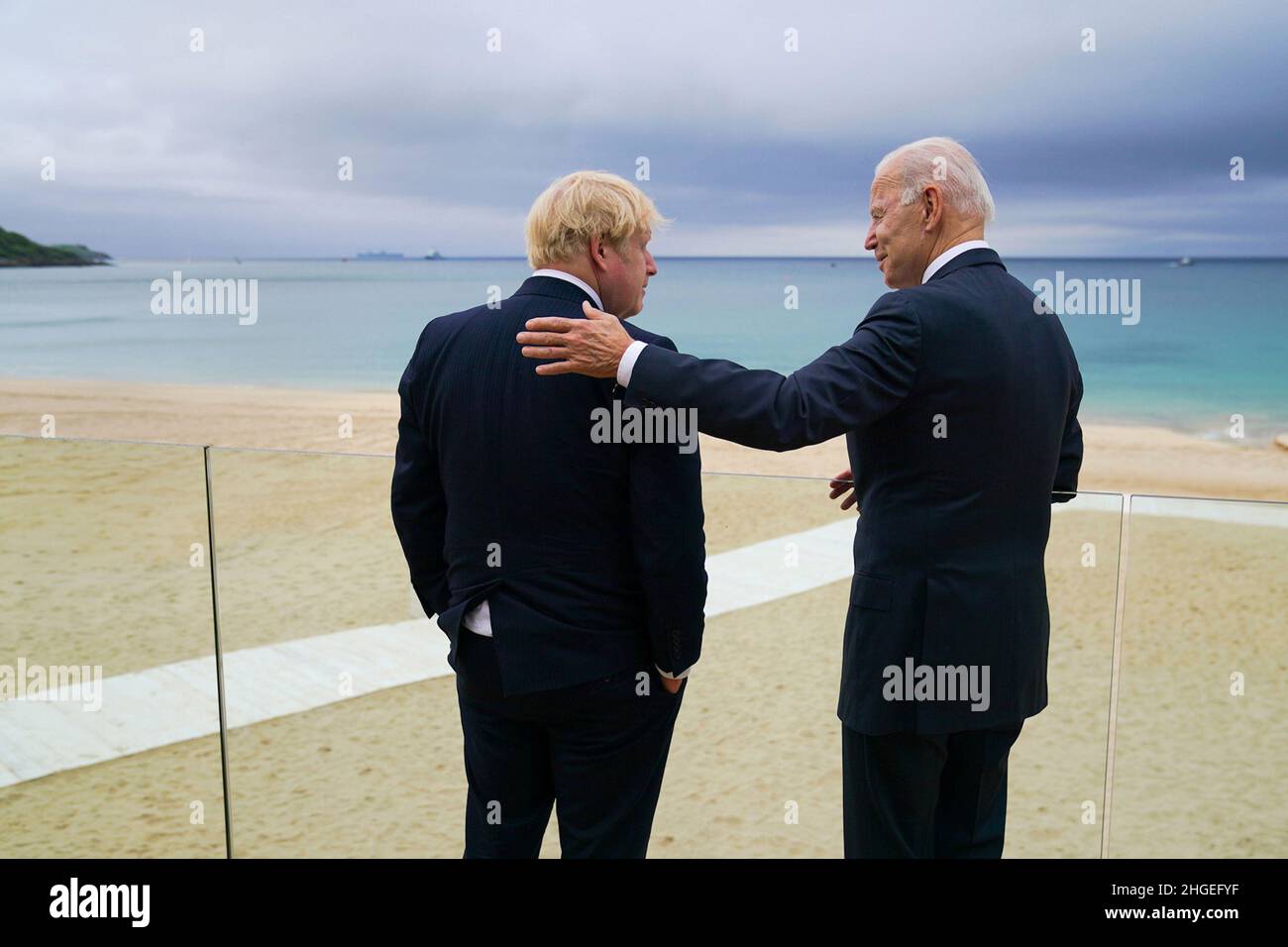 Il presidente Joe Biden parla con il primo ministro Boris Johnson, durante una passeggiata in avanti al Summit G7 al Carbis Bay Hotel, Cornovaglia, Inghilterra, Regno Unito Foto Stock