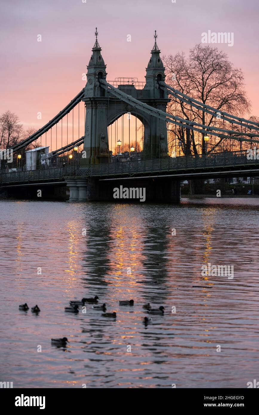 Hammersmith Bridge al crepuscolo, mentre la luce invernale si dirige verso il crepuscolo della sera, West London, Inghilterra, Regno Unito Foto Stock