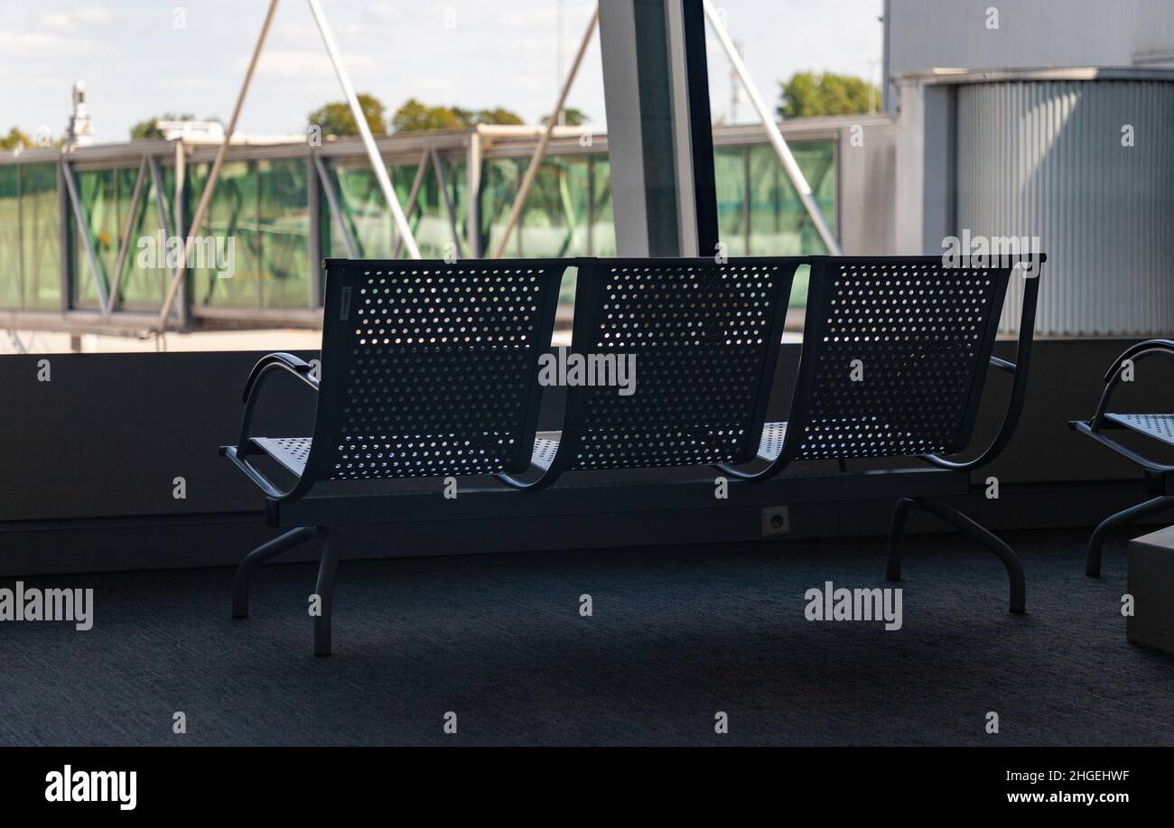 Una foto di una serie di panchine nell'aeroporto di Varsavia Chopin. Foto Stock