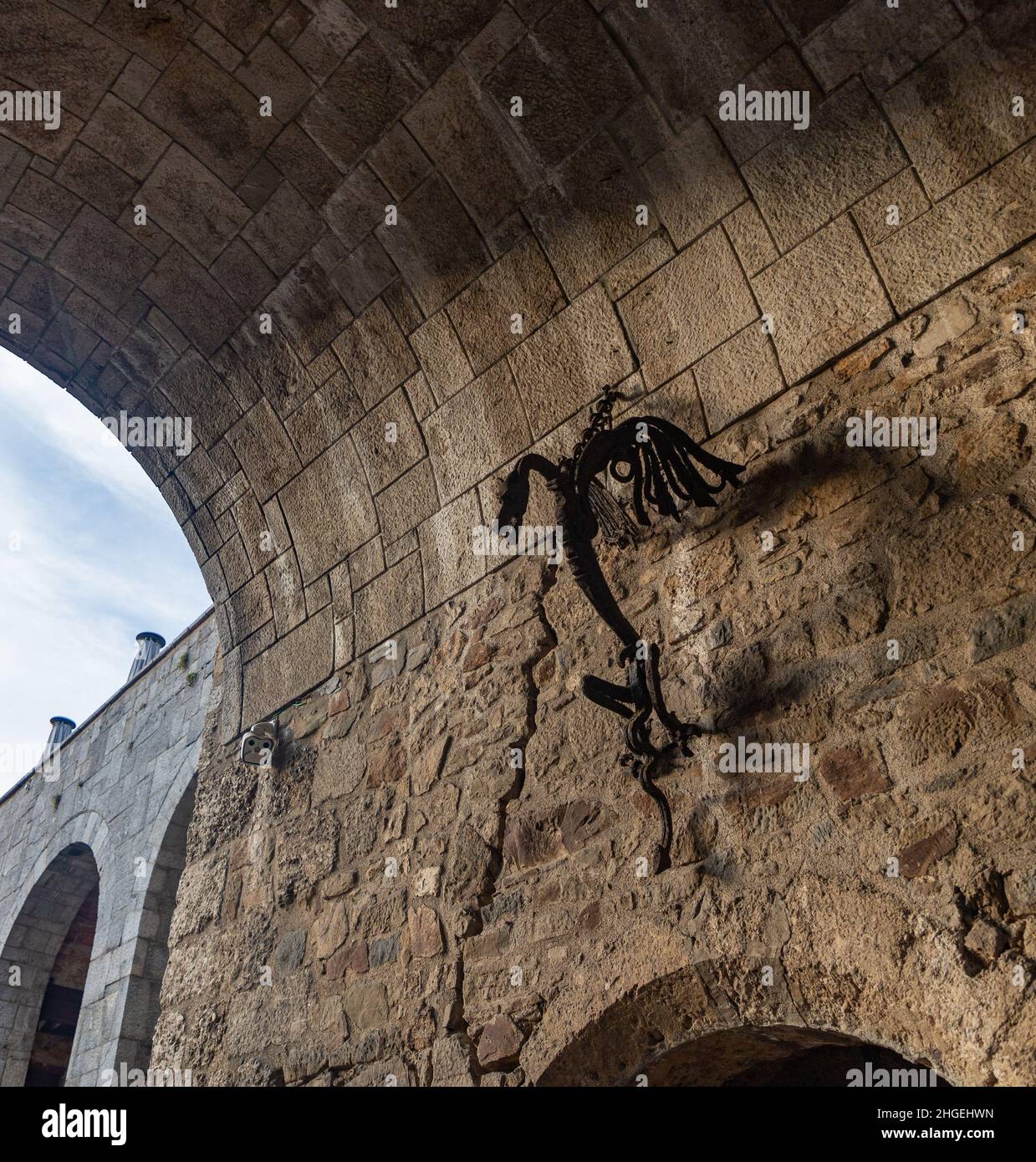 Un'immagine di un drago decorativo in metallo attaccato al tunnel d'ingresso del Castello di Lubiana. Foto Stock