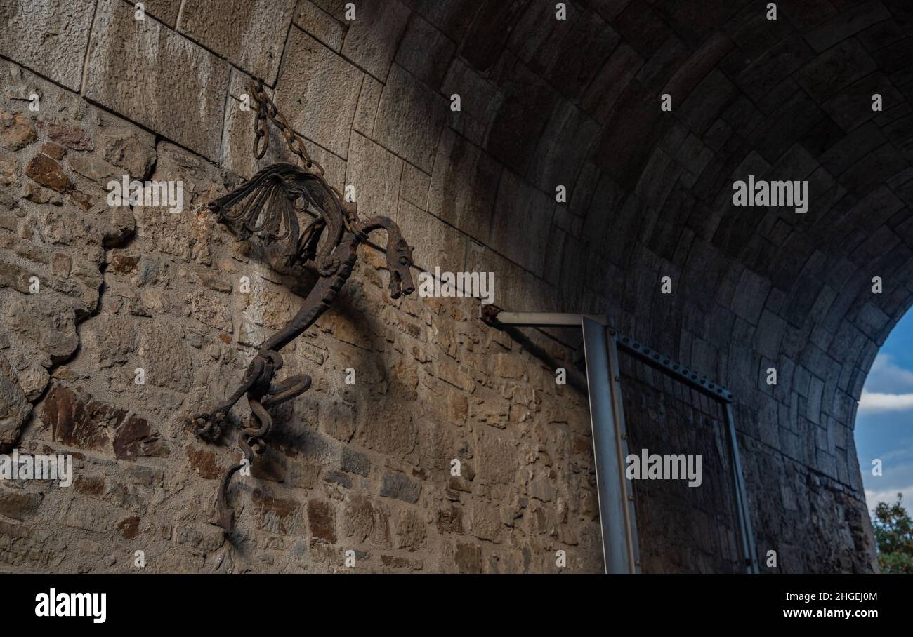 Un'immagine di un drago decorativo in metallo attaccato al tunnel d'ingresso del Castello di Lubiana. Foto Stock