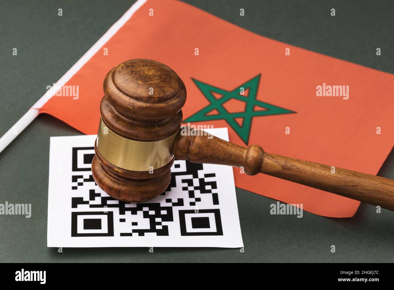 Gavel giudiziario, scheda del codice a barre e bandiera marocchina, il concetto di punizione amministrativa per la violazione del regime utilizzando codici QR in Marocco Foto Stock